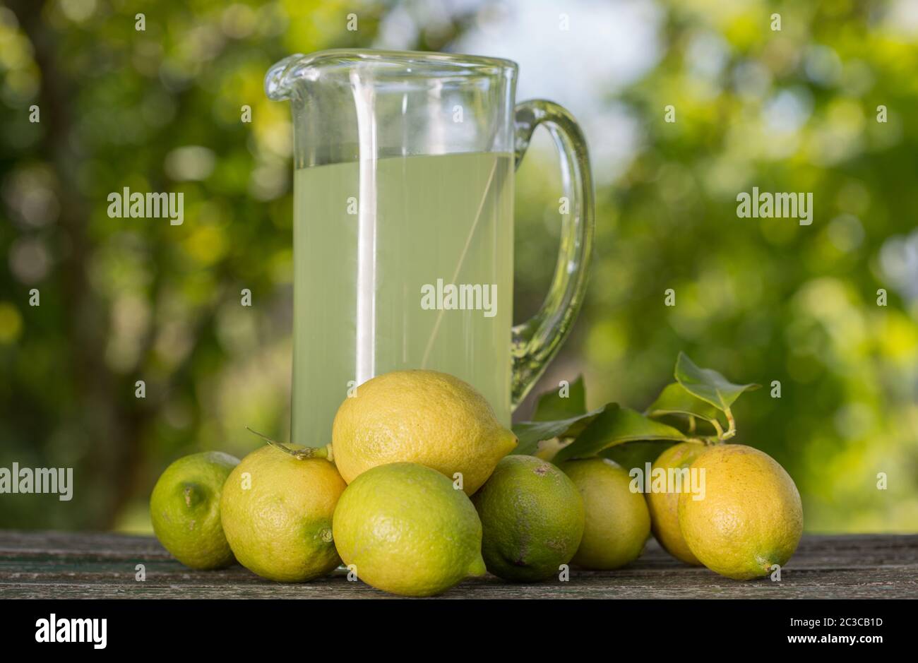 diferencia Broma protesta Jugo de limón en una mesa de madera, juego de otoño, exterior Fotografía de  stock - Alamy