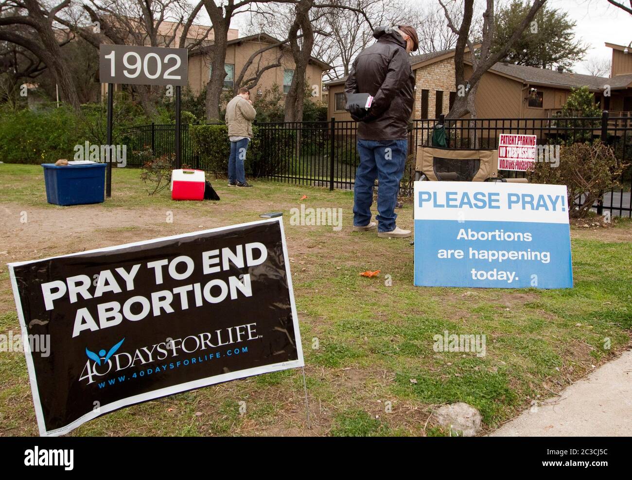 Varios activistas anti-aborto oran fuera de una clínica del sur de Austin donde los abortos se realizan como parte de la campaña pro-vida, '40 Days for Life'. ©MKC/Bob Daemmrich Photography, Inc Foto de stock