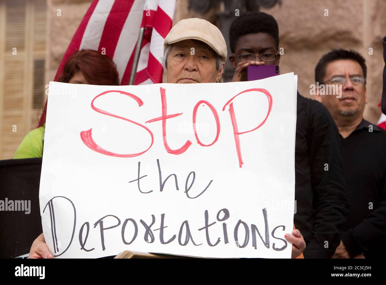 Austin, Texas EE.UU., 22 2013 de febrero: El hombre tiene la señal de protesta por las deportaciones de hispanos del gobierno de EE.UU. Durante un mitin por la reforma migratoria en el Capitolio de Texas.©MKC/Bob Daemmrich Photography, Inc Foto de stock