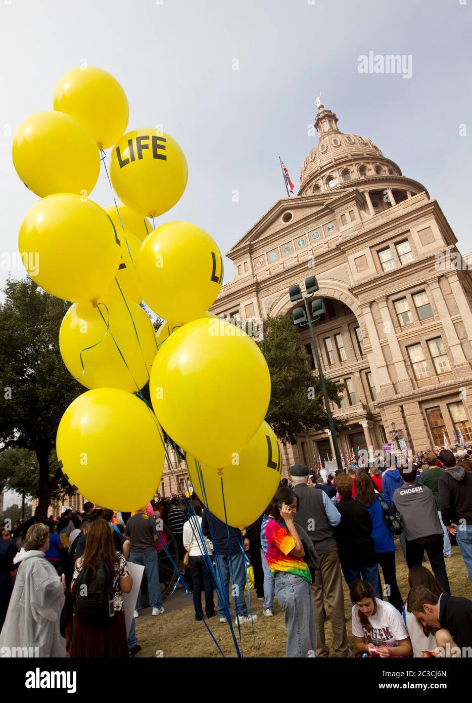 Los defensores del anti-aborto y pro-vida traen globos amarillos a la manifestación en el Capitolio de Texas en Austin, Texas ©MKC/Bob Daemmrich Photography, Inc Foto de stock
