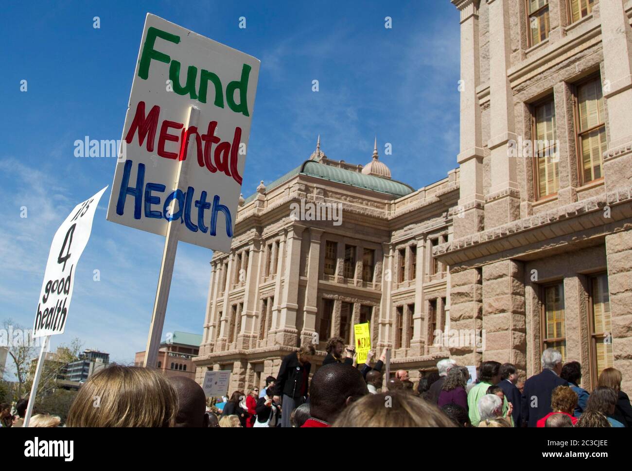 La multitud asiste al mitin y sostiene señales pidiendo a la legislatura de Texas fondos adicionales para servicios de salud mental. ©MKC/Bob Daemmrich Photography, Inc Foto de stock