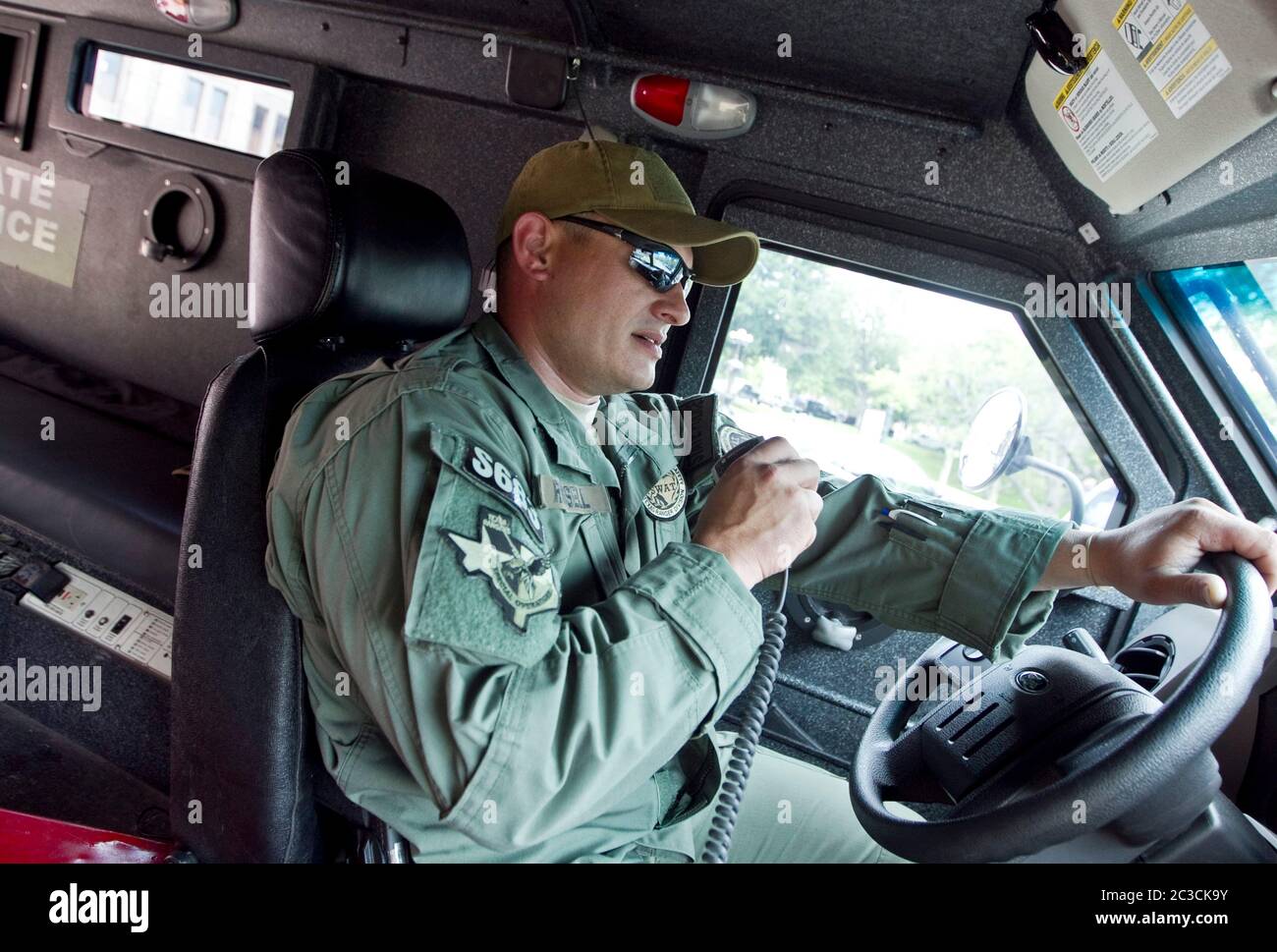 Austin Texas EE.UU., mayo de 2013: Departamento de Seguridad Pública de Texas Texas Ranger Division S.W.A.T vehículo blindado y oficial. ©MKC/Bob Daemmrich Photography, Inc Foto de stock