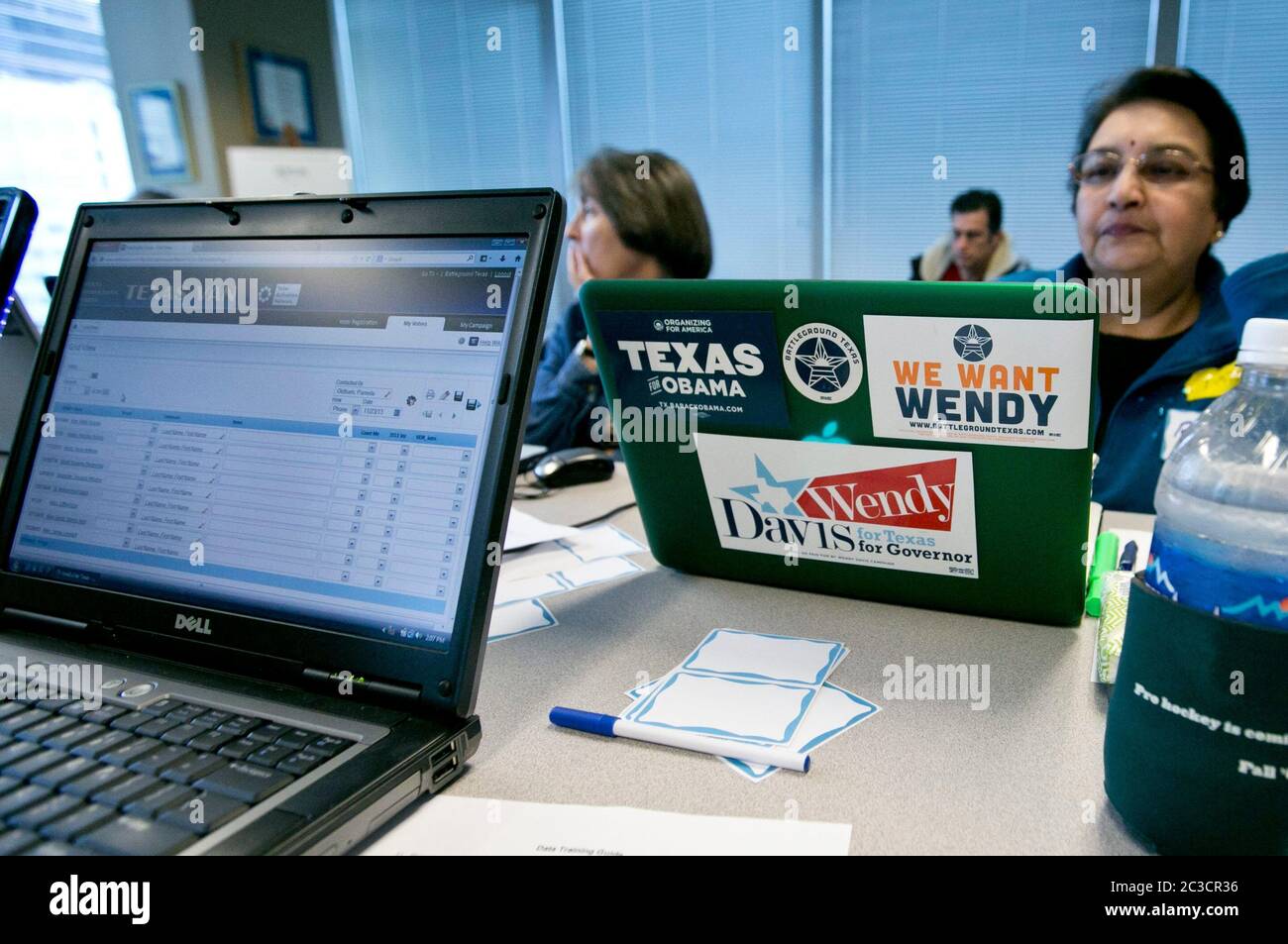 Austin Texas EE.UU., 23 2013 de noviembre: Voluntarios para el campo de batalla de Texas y el Partido Demócrata del estado hacen llamadas de teléfono a los votantes potenciales en un intento de "volverse azul de Texas". La Senadora Wendy Davis anunció que se presentará a la gobernadora, pero se enfrenta a una batalla cuesta arriba, ya que Texas ha sido un estado republicano sólidamente "real" durante casi 20 años. ©MKC/Bob Daemmrich Photography, Inc Foto de stock