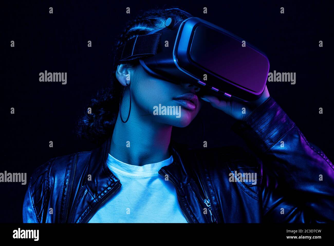 Mujer joven afroamericana en vr gafas viendo vídeo de 360 grados con un  auricular de realidad virtual aislado en un fondo negro Fotografía de stock  - Alamy