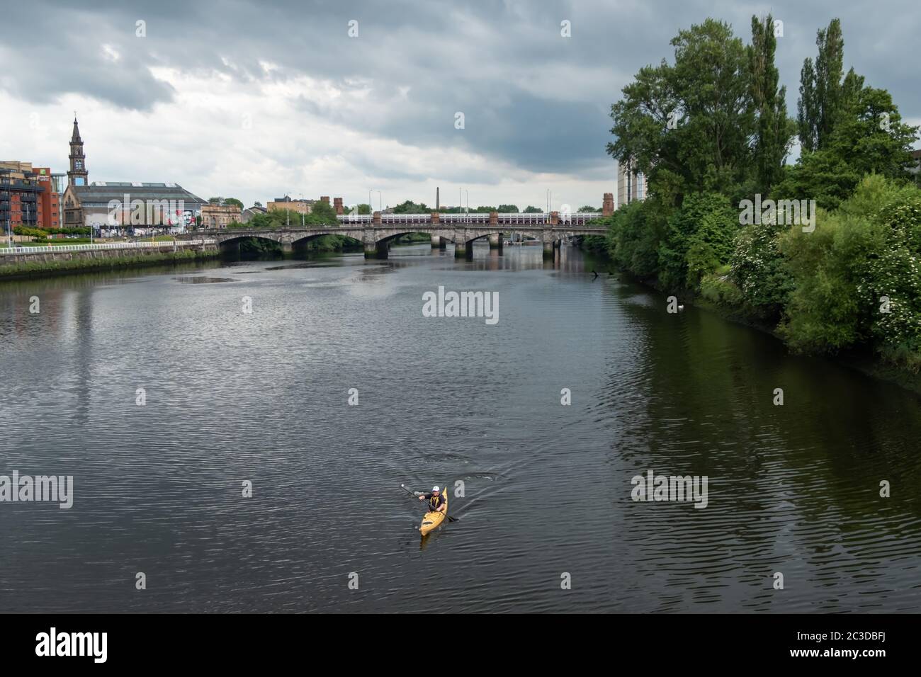 Glasgow, Escocia, Reino Unido. 19 de junio de 2020. Un canoista en el río Clyde. El Gobierno escocés anunció el 18 de junio una nueva flexibilización de las reglas de bloqueo del coronavirus con el inicio de la segunda fase de una transición de cuatro partes fuera de bloqueo. Crédito: Skully/Alamy Live News Foto de stock