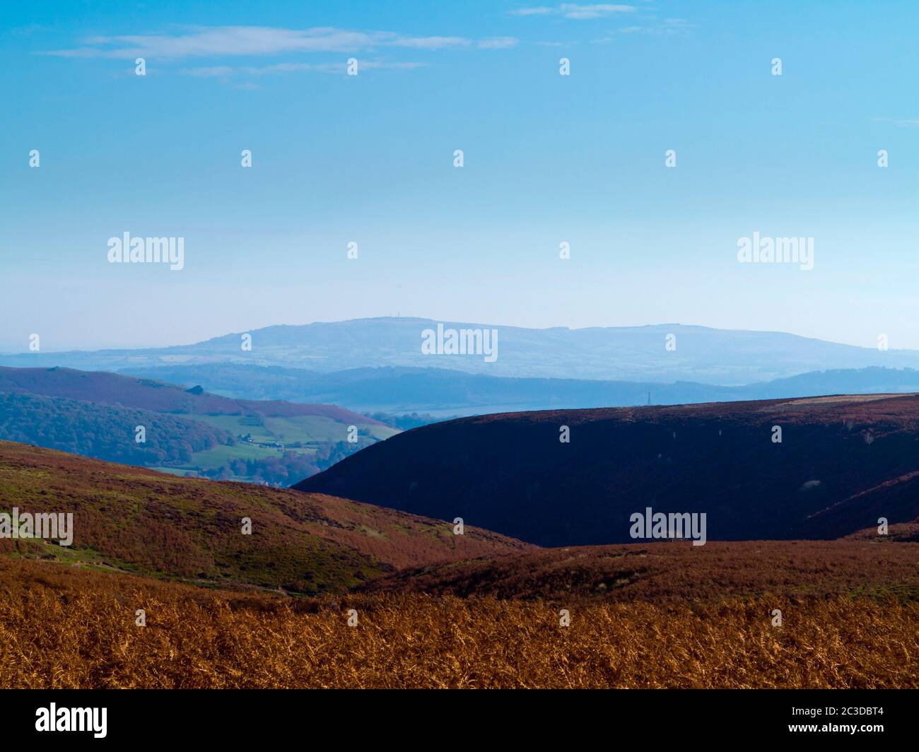 Vista de las colinas de Shropshire cerca de Long Mynd una zona de excepcional belleza natural en el norte de midlands Inglaterra Reino Unido Foto de stock