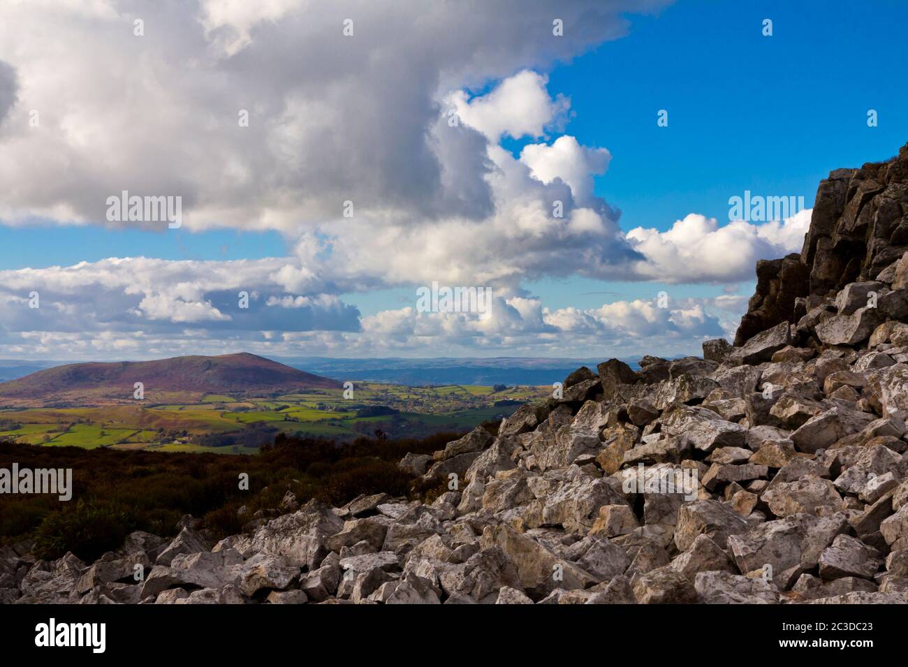 Vista hacia el oeste hacia Corndon Hill y la campiña de la frontera galesa desde las Stiperstones en Shropshire Hills Inglaterra Reino Unido Foto de stock
