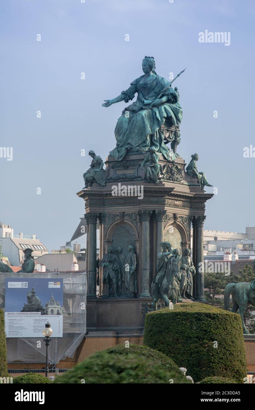 Monumento a la emperatriz contra el cielo en lugar de María Teresa sobre el fondo del cielo. Abril, 2013. Viena, Austria Foto de stock