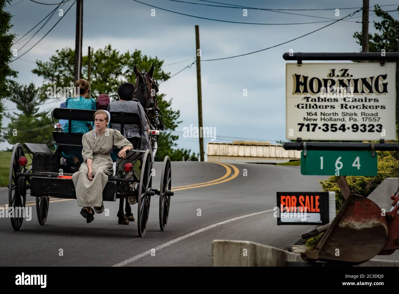 Amish, Lancaster condado. Mujer y niña conduciendo carro en la ciudad para el mercado. Foto de stock