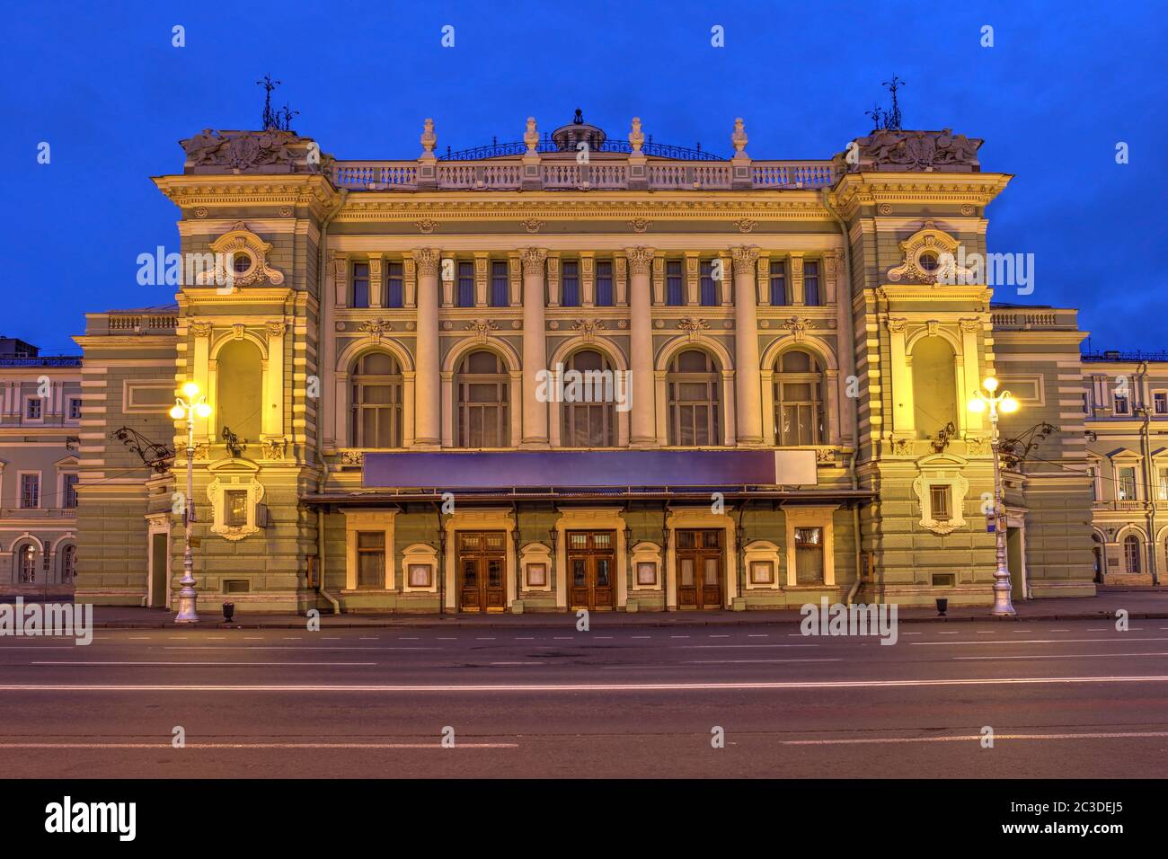 Mariinsky Teatro y Teatro de la Ópera en San Petersburgo, Rusia durante el crepúsculo de las noches blancas de junio. Foto de stock