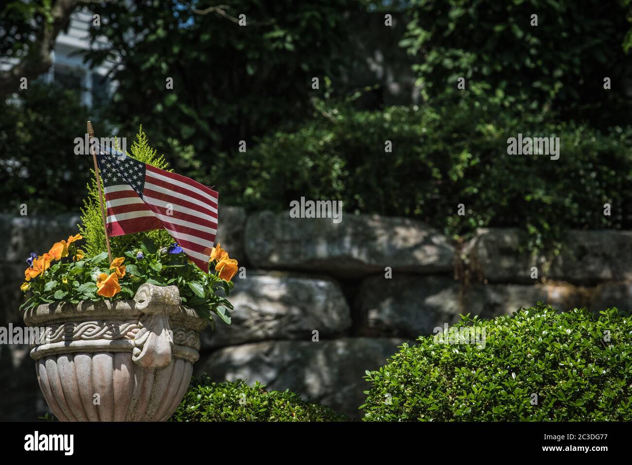 Pequeño patio de estilo inglés con jardín de flores. Foto de stock