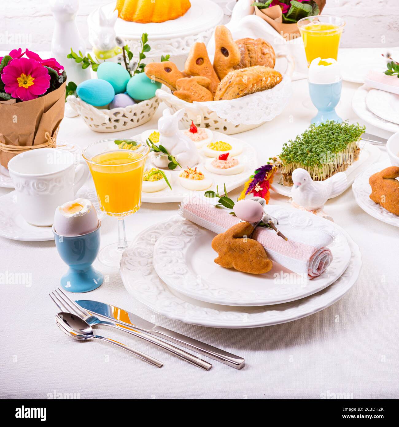 La mesa perfecta con decoraciones de mesa coloridas para Semana Santa  Fotografía de stock - Alamy