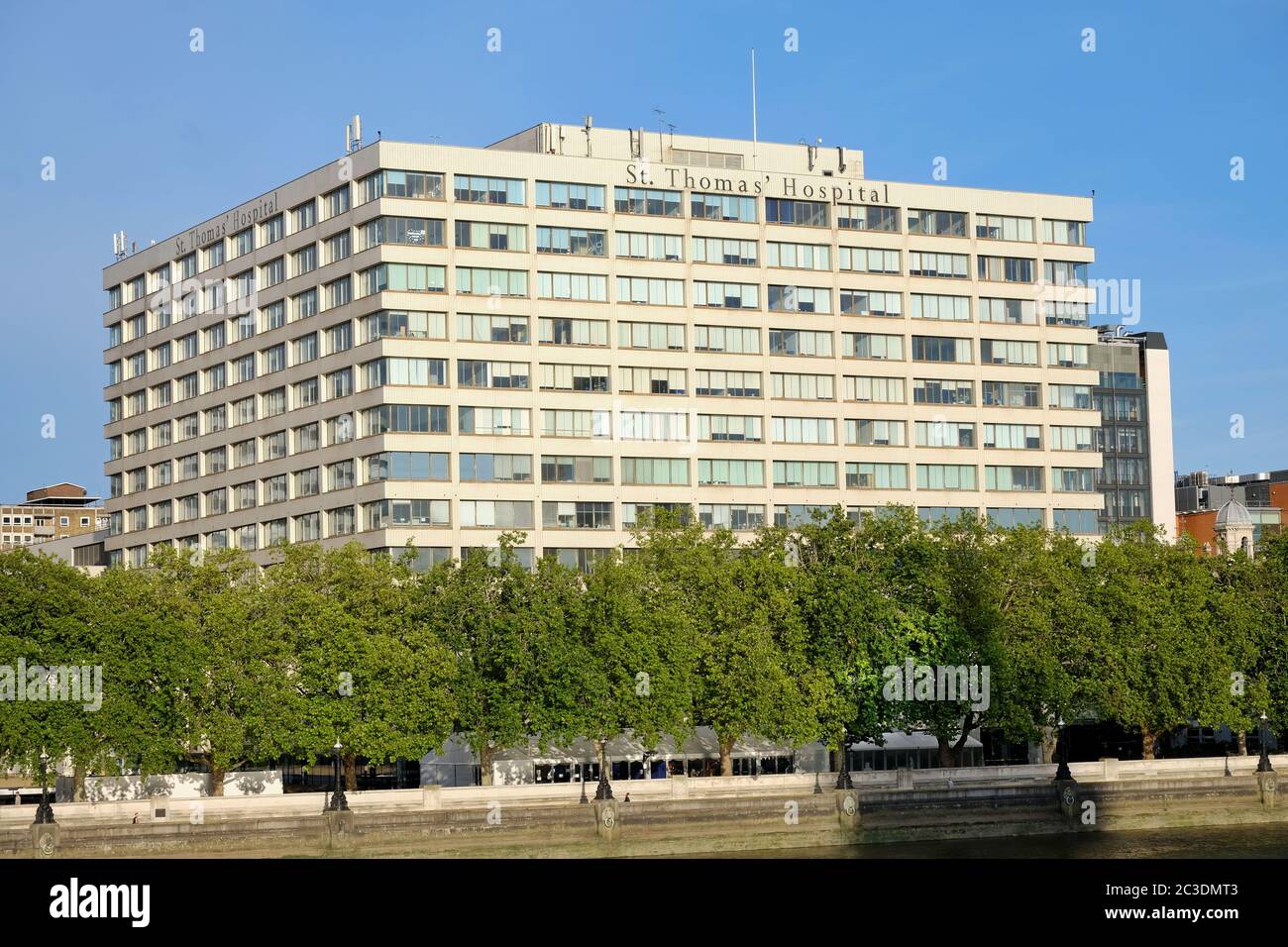 Hospital St Thomas, Waterloo, Londres. Lado del edificio frente al Támesis y las Casas del Parlamento. Foto de stock