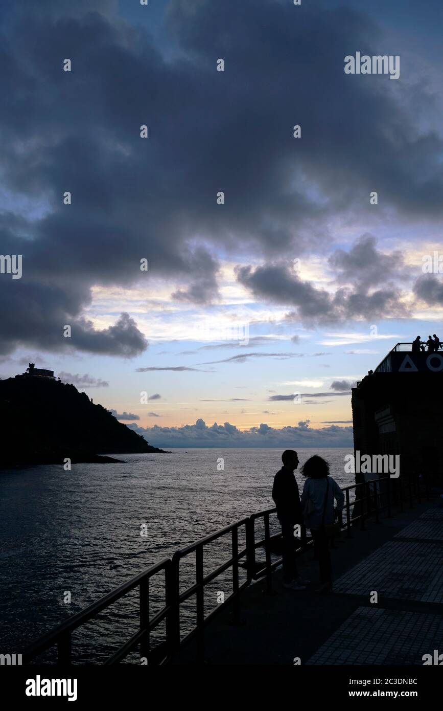La vista de la entrada de la vía fluvial de la Bahía de la Concha desde el Puerto de San Sebastián.San Sebastián. Gipuzkoa. País Vasco. España Foto de stock