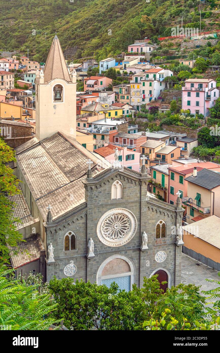 Iglesia de San Giovanni Battista en Riomaggiore en el Parque Natural Cinque Terre, Liguria, Italia Foto de stock