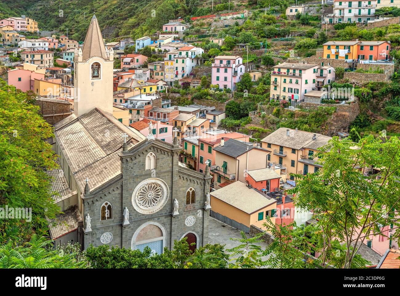 Iglesia de San Giovanni Battista en Riomaggiore en el Parque Natural Cinque Terre, Liguria, Italia Foto de stock