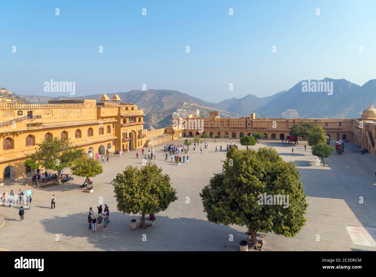 Vista sobre el Jaleb Chowk (patio principal), Amber Fort, Jaipur, Rajasthan, India Foto de stock