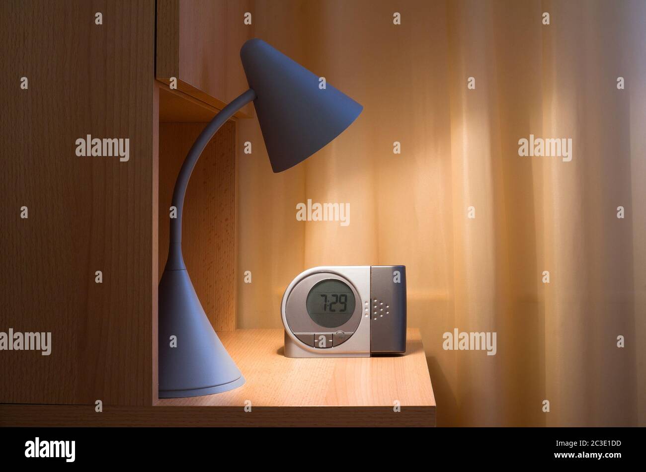Lámpara de noche reloj despertador fotografías e imágenes de alta  resolución - Alamy