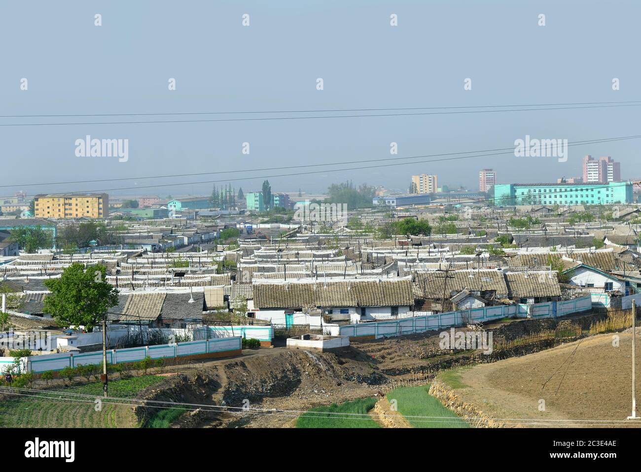 Corea del Norte. Casa de apartamentos típica en el distrito residencial en  la periferia de Kaesong. Todas las viviendas para los propietarios de casas  son proporcionadas por el estado de forma gratuita