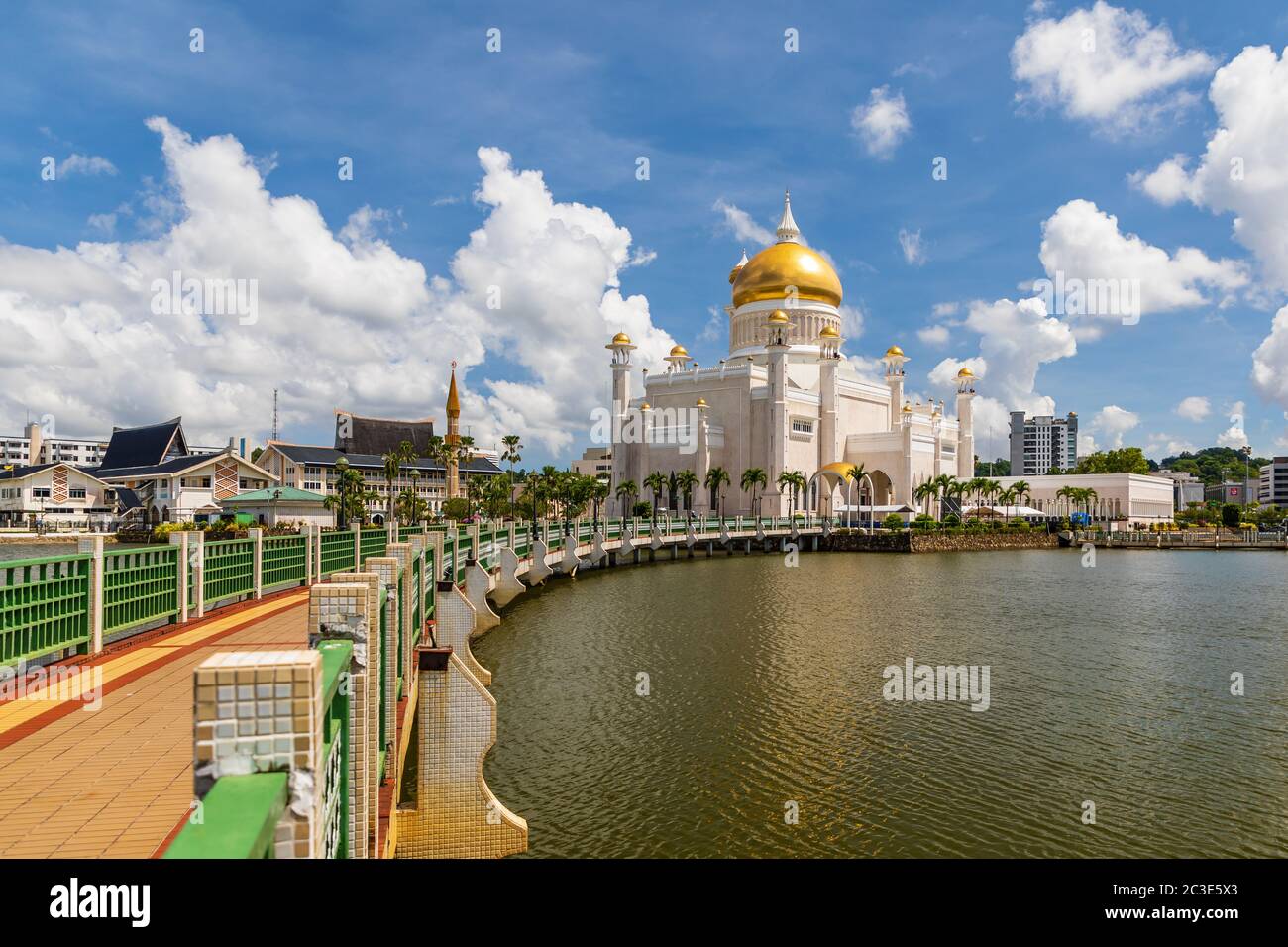 Masjid Omar 'Ali Saifuddien es una mezquita real terminada en 1958. Sirve como símbolo de la fe islámica en Brunei y domina el horizonte de la ciudad Foto de stock