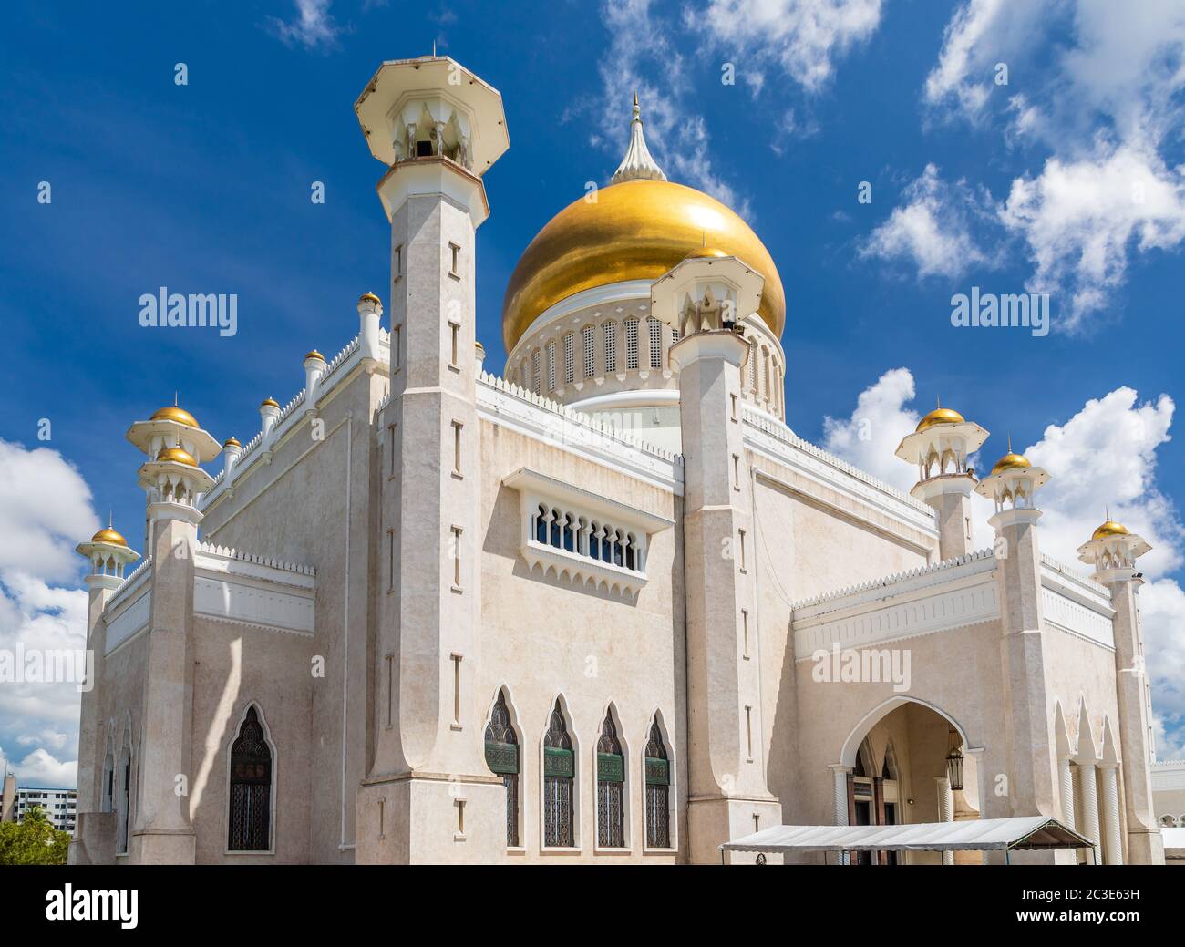 Masjid Omar 'Ali Saifuddien es una mezquita real terminada en 1958. Sirve como símbolo de la fe islámica en Brunei y domina el horizonte de la ciudad Foto de stock