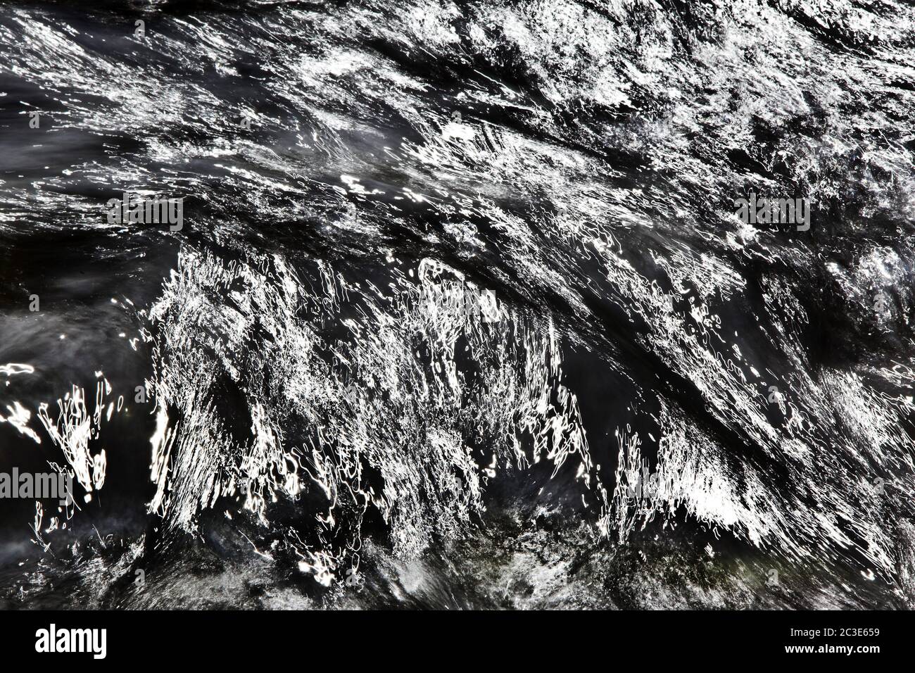 Vista detallada del agua que fluye, reflejos del sol que muestran la dirección del flujo de agua, Islandia, Europa Foto de stock