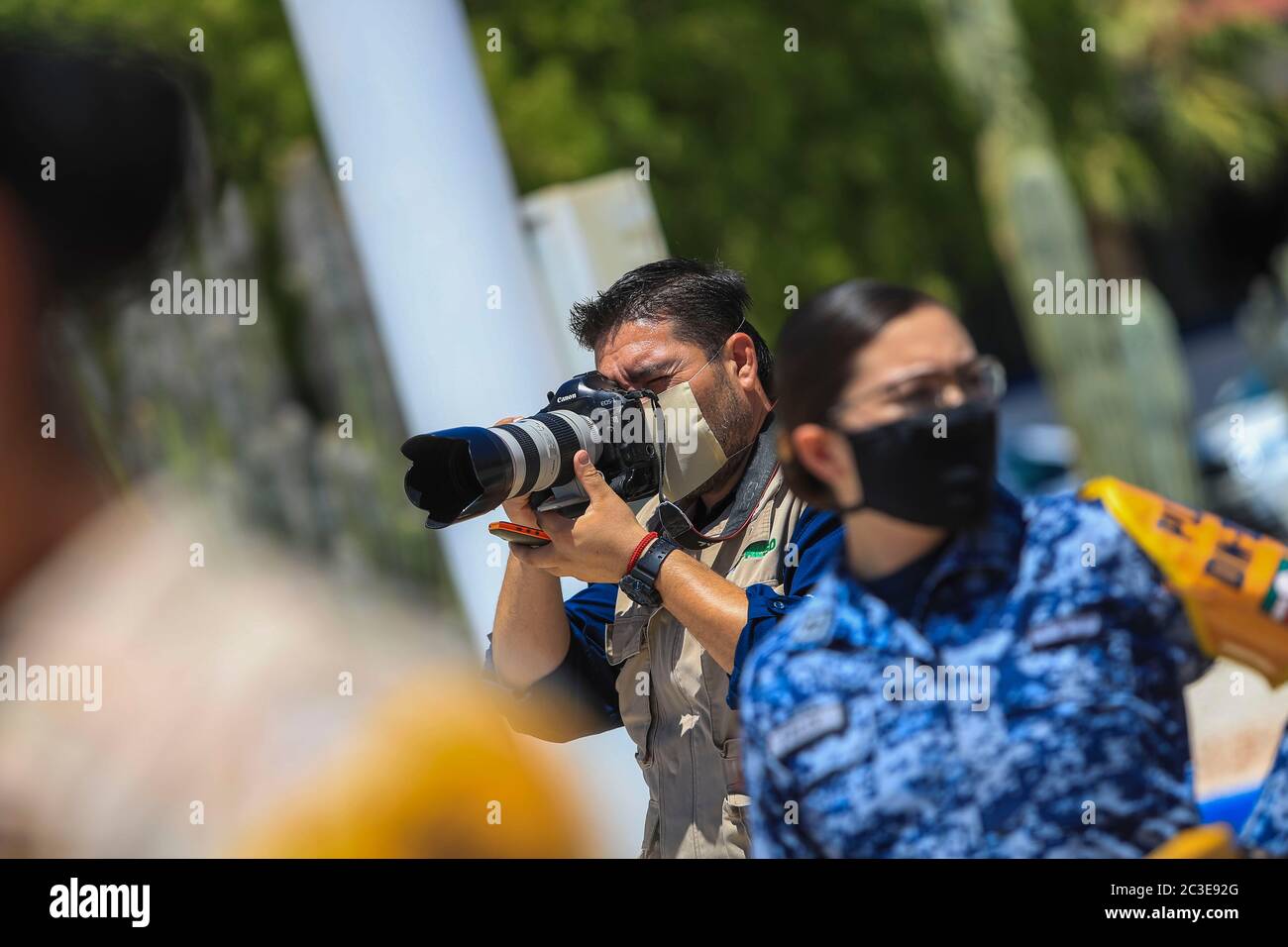Jesus Ballesteros fotografiado de presa en el periodo el expreso. HERMOSILLO, MÉXICO - MAYO 28: Soldados del ejército y la fuerza aérea mexicanos descargan equipo médico y suministros de la aeronave Spartan C27J de la Ciudad de México para implementar el Plan DN-III-E y atender la emergencia de salud por Covid-19 el 28 de mayo de 2020 en Hermosillo, México. A pesar del creciente número de casos positivos de COVID-19 en el país, el programa "distancia saludable" finaliza el 31 de mayo, pero las restricciones continuarán en aquellas ciudades con un elevado número de casos confirmados. (Foto de Luis Gutiérrez/ Norte Foto/) Foto de stock