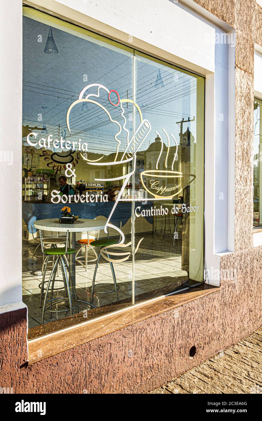 Ventana de una cafetería. Treze Tilias, Santa Catarina, Brasil. Foto de stock