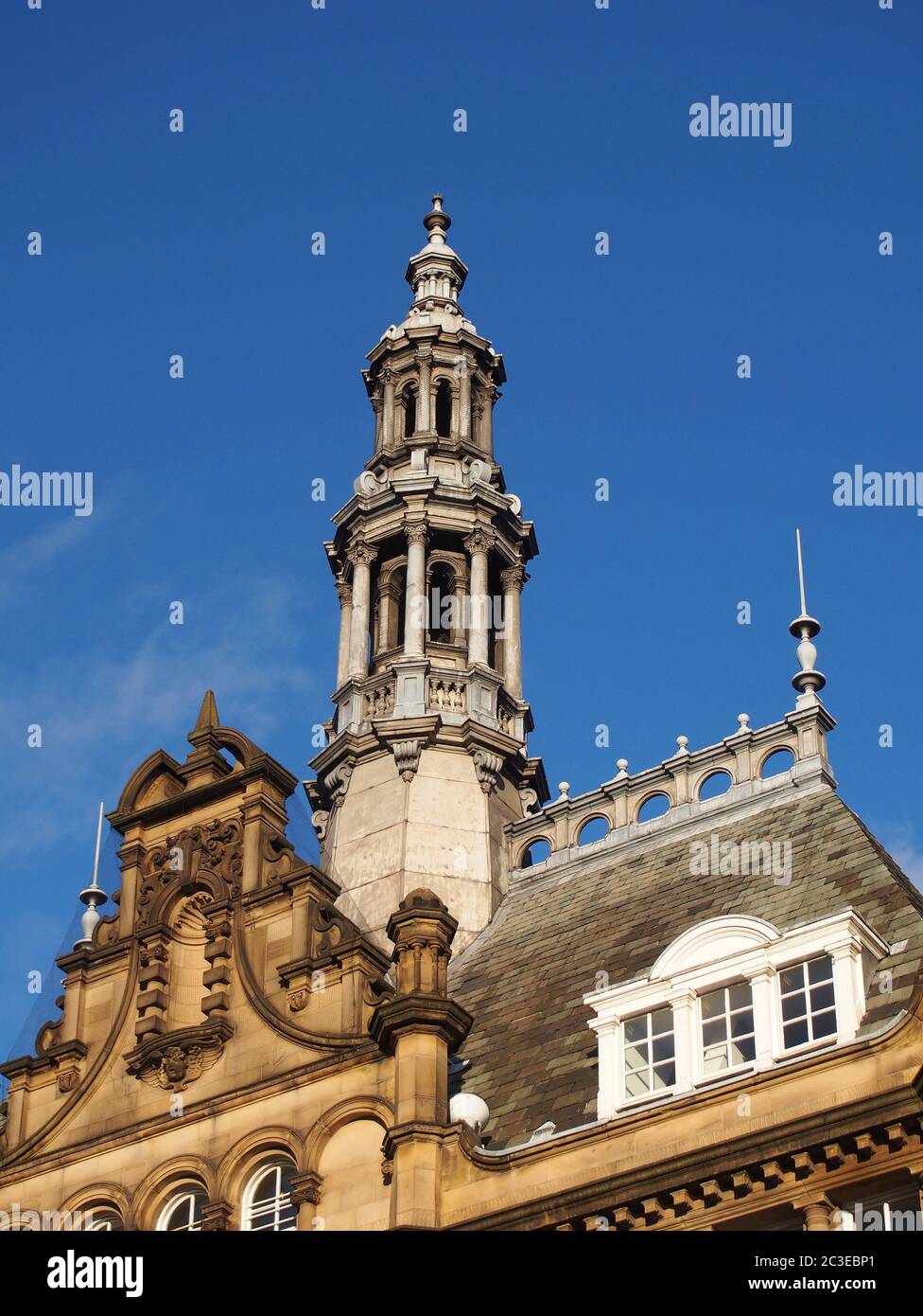torres de piedra ornamentada y cúpulas en el techo de la ciudad de leeds mercado un edificio histórico en el oeste de yorkshire inglaterra Foto de stock