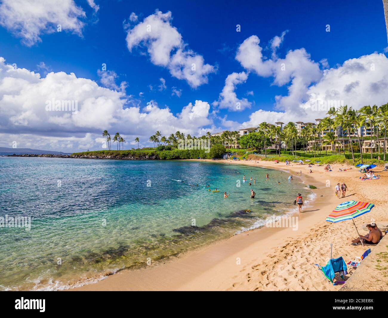 Kapalua Beach Bay, Maui, Islas Hawaianas - Aug 2019: Tranquilo, elegante, pintoresco, Kapalua cuenta con un hermoso fondo marino y un ambiente ideal para la familia vac Foto de stock