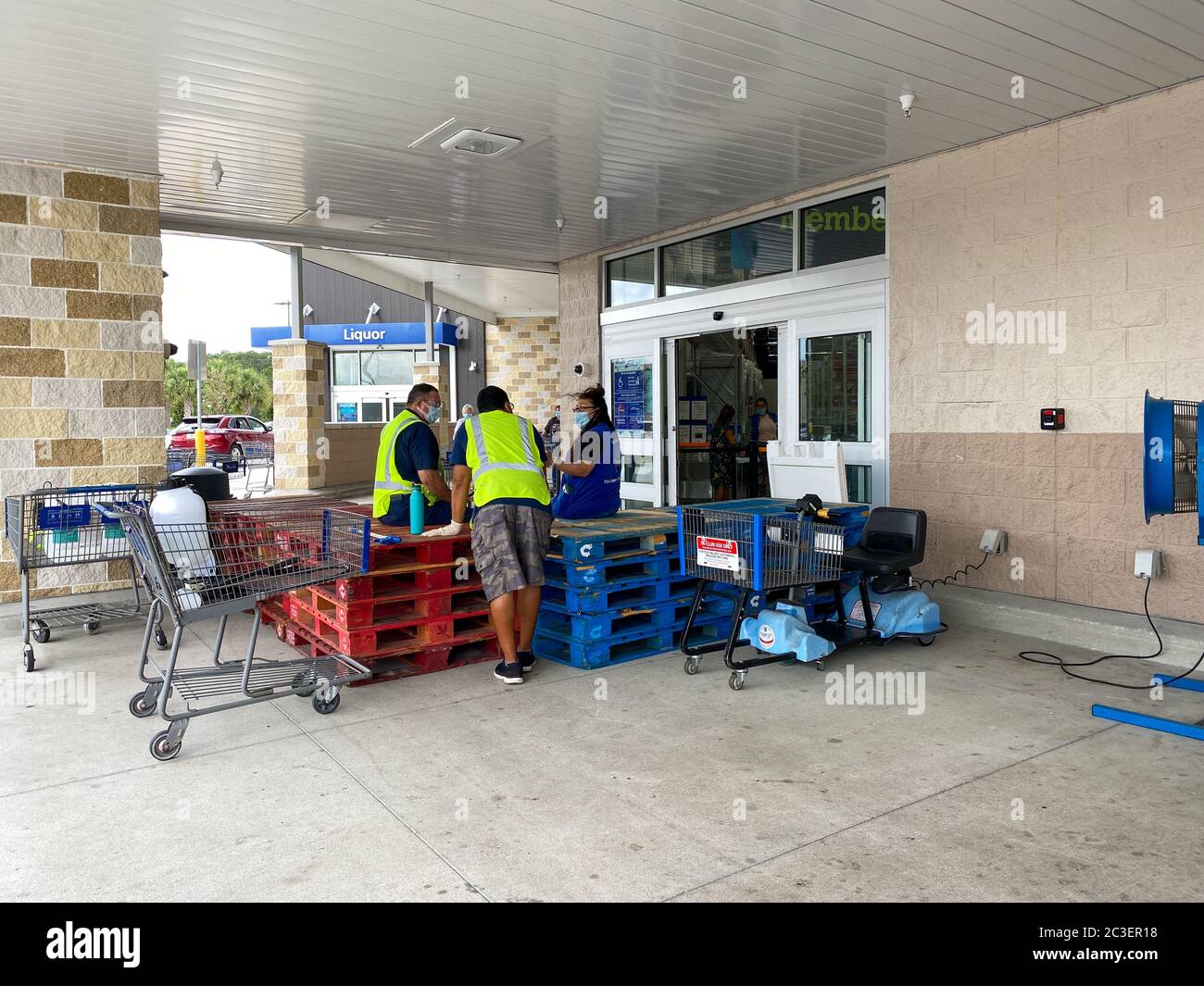 Orlando, FL/USA-5/29/20: La entrada al Sams Club donde se desinfectan los  carros y se limita el número de personas que entran en la tienda de  comestibles Fotografía de stock - Alamy