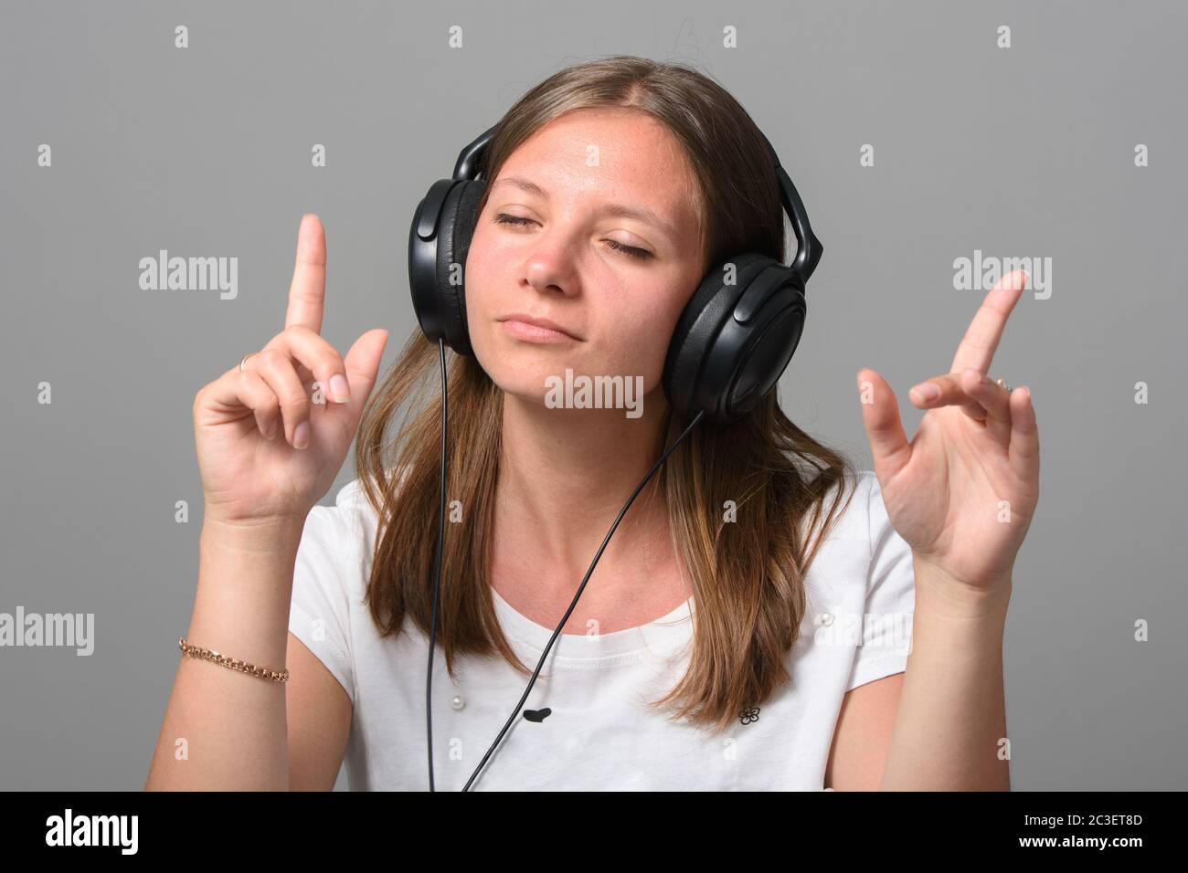 Retrato de una chica escuchando música en los auriculares Fotografía de  stock - Alamy