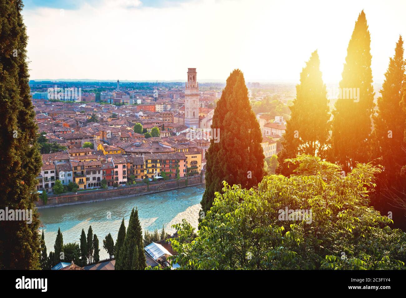 Horizonte idílico de Verona con vista al sol rojo Foto de stock