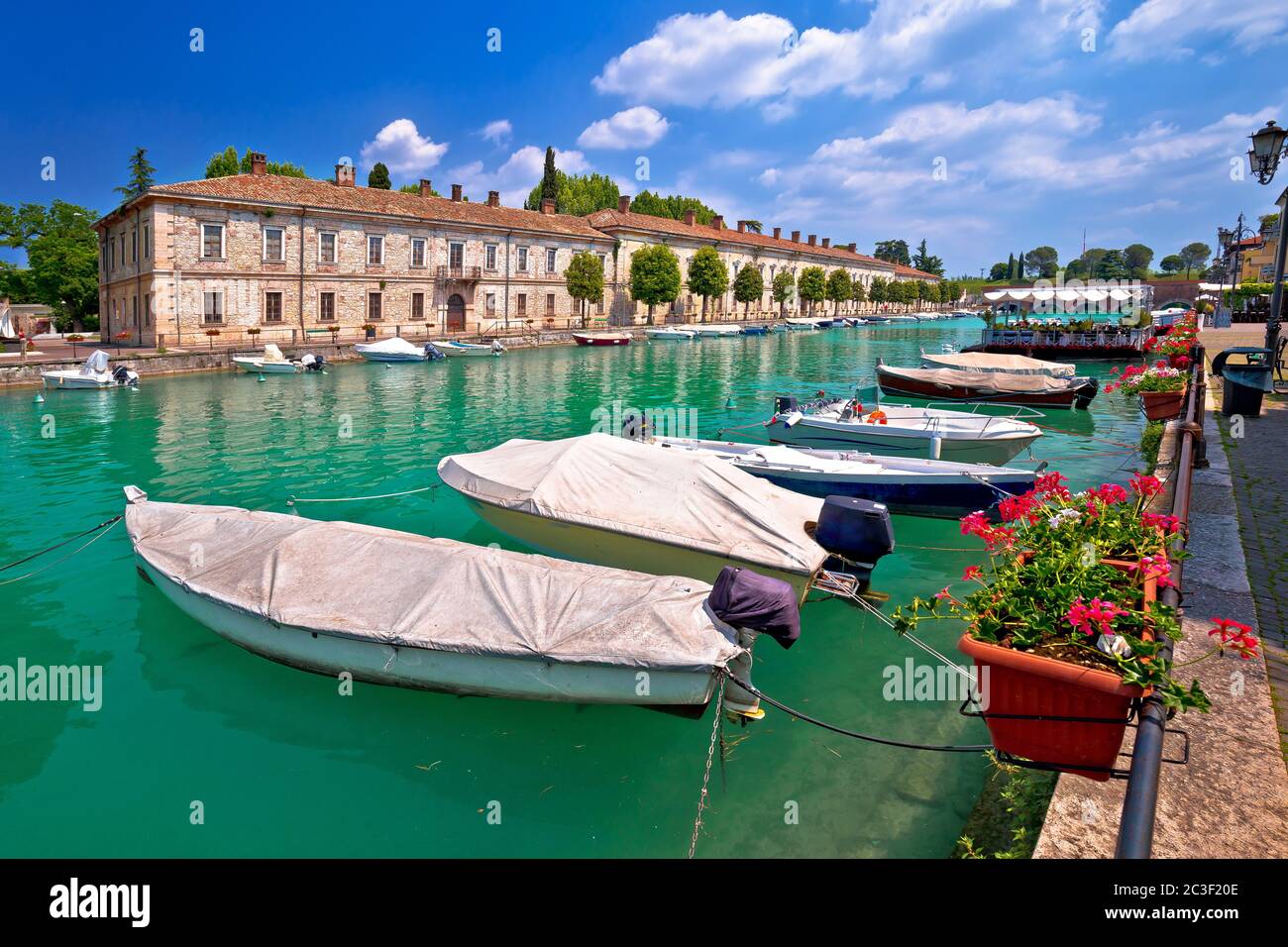 Peschiera del Garda colorido puerto y barcos ver Foto de stock