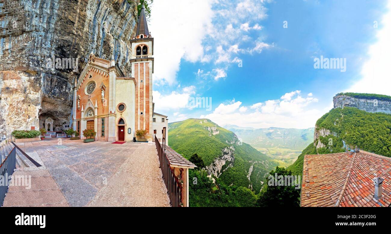 La iglesia de Madonna della Corona en la vista panorámica de la roca Foto de stock