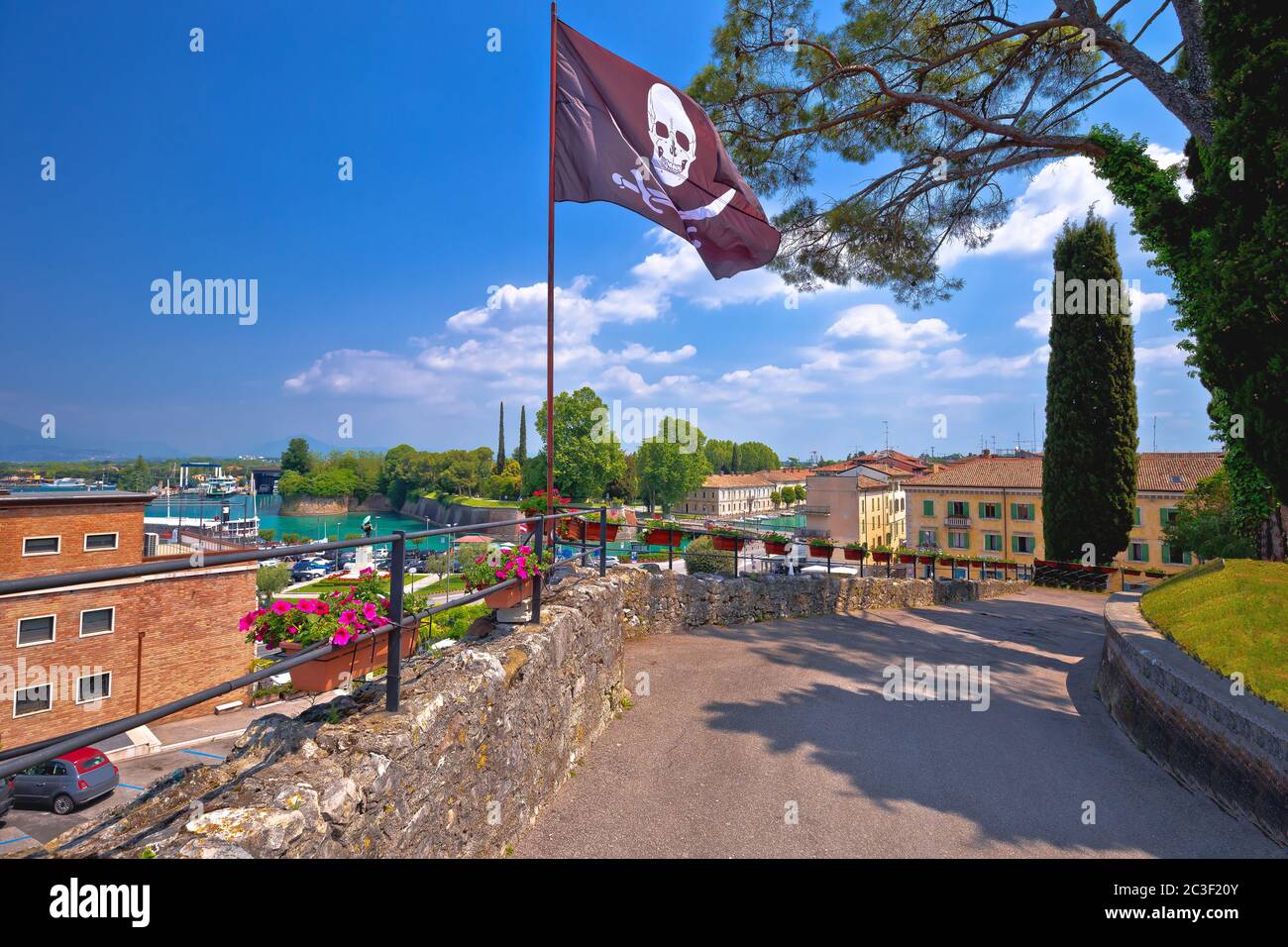 Peschiera del Garda colorida vista del mar y la arquitectura Foto de stock