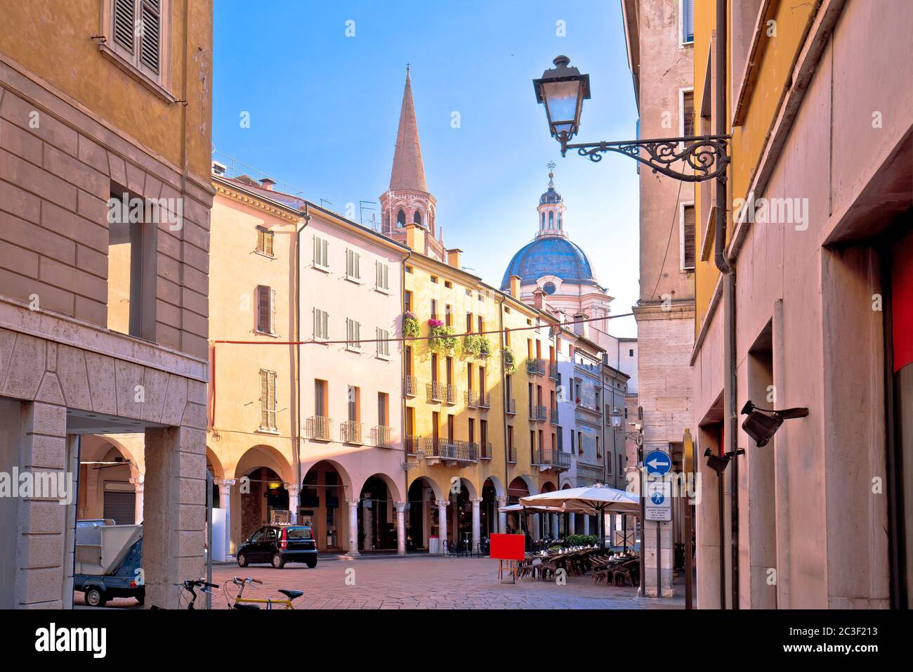 Mantova idílica calle de la ciudad italiana y las torres de la iglesia vista Foto de stock