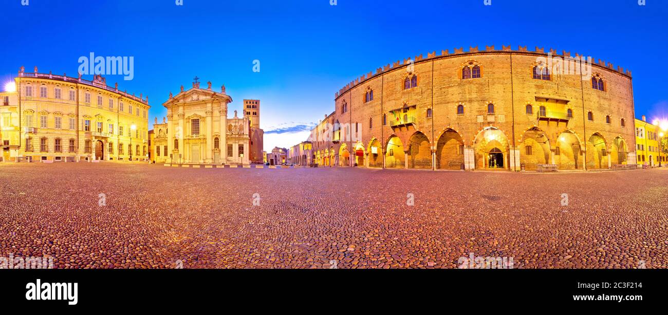 Mantova. Piazza Sordello puntos de referencia por la noche vista panorámica en la ciudad italiana de Mantova Foto de stock