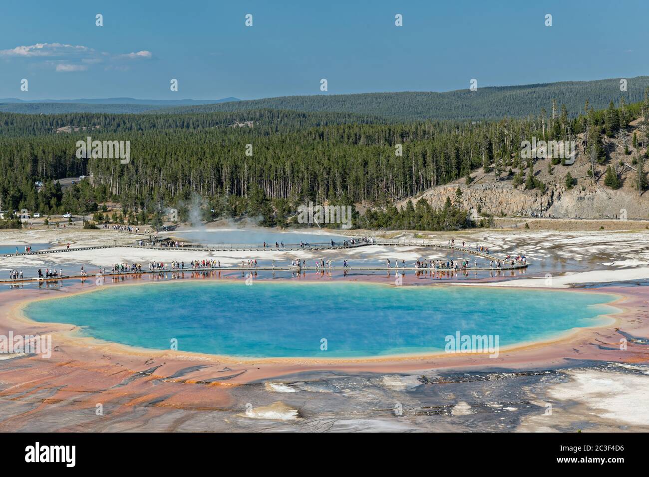 Grand Prismatic Spring la mayor fuente termal del Parque Nacional Yellowstone y la tercera más grande del mundo. Grand Prismatic tiene aproximadamente 250 por 300 pies de tamaño, un promedio de 160 grados Fahrenheit y tiene hasta 160 pies de profundidad. Los colores brillantes alrededor de la primavera son de esteras de cianobacterias. El Grand Prismatic Spring es parte del Grupo Midway Geyser Basin Excelsior en Yellowstone, Wyoming. Foto de stock