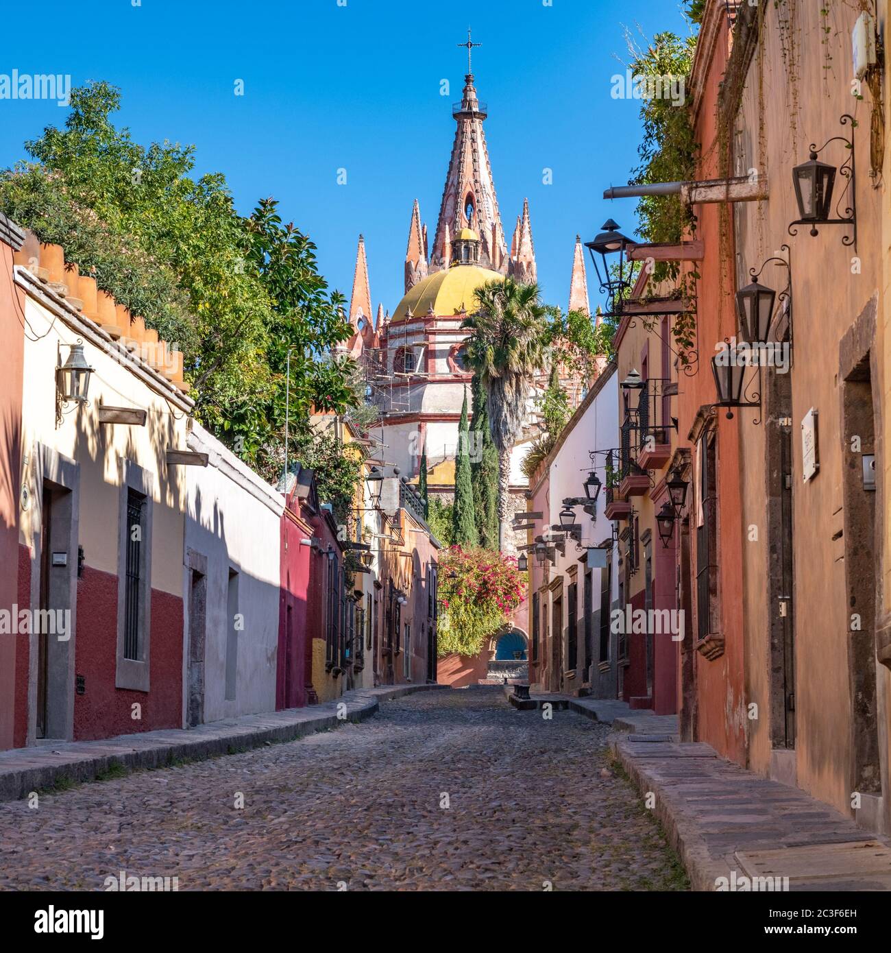 Colorida calle de San Miguel de Allende, ciudad colonial en México. Patrimonio de la Humanidad de la UNESCO. Foto de stock