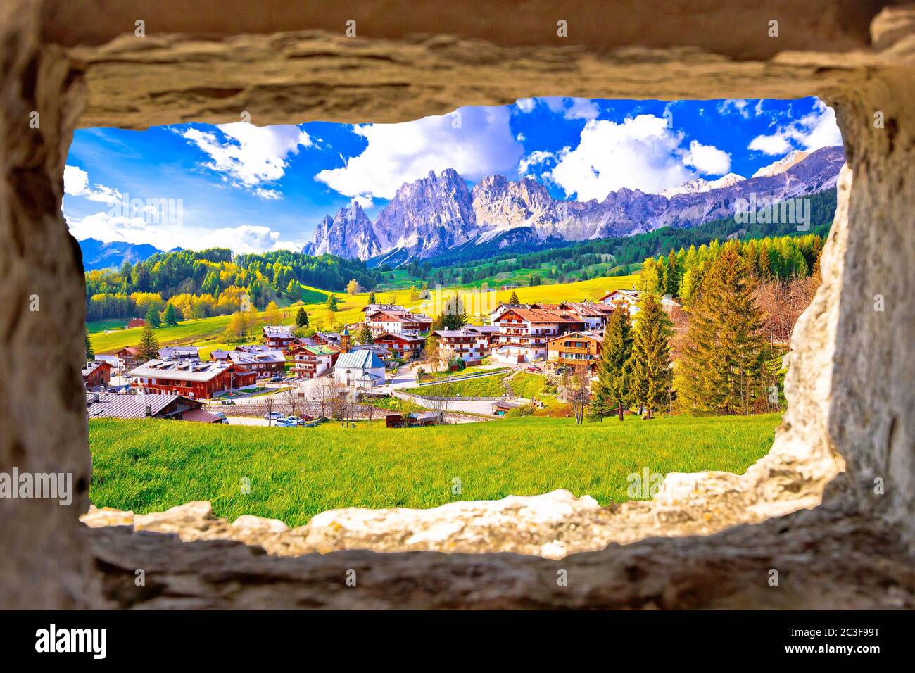 Hermoso paisaje de Cortina d' Ampezzo en Dolomitas Alpes vista a través de la ventana de piedra Foto de stock