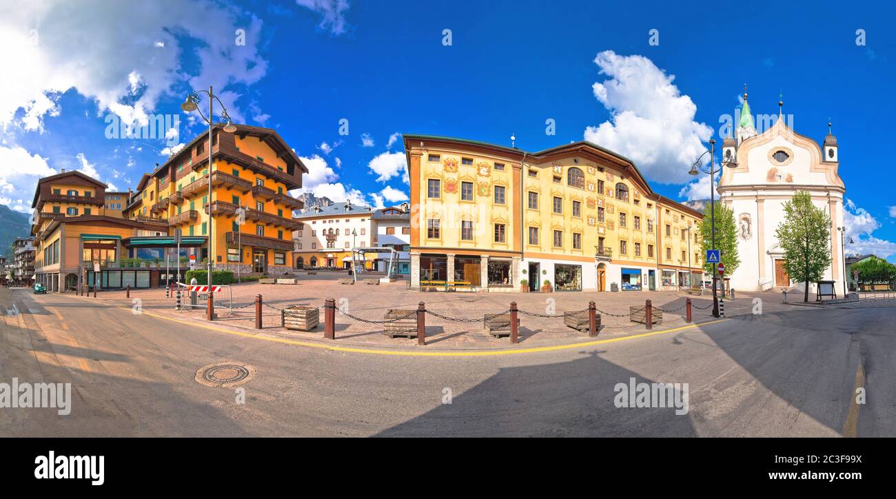 Cortina d' Ampezzo arquitectura de la plaza principal y vista panorámica de la iglesia Foto de stock