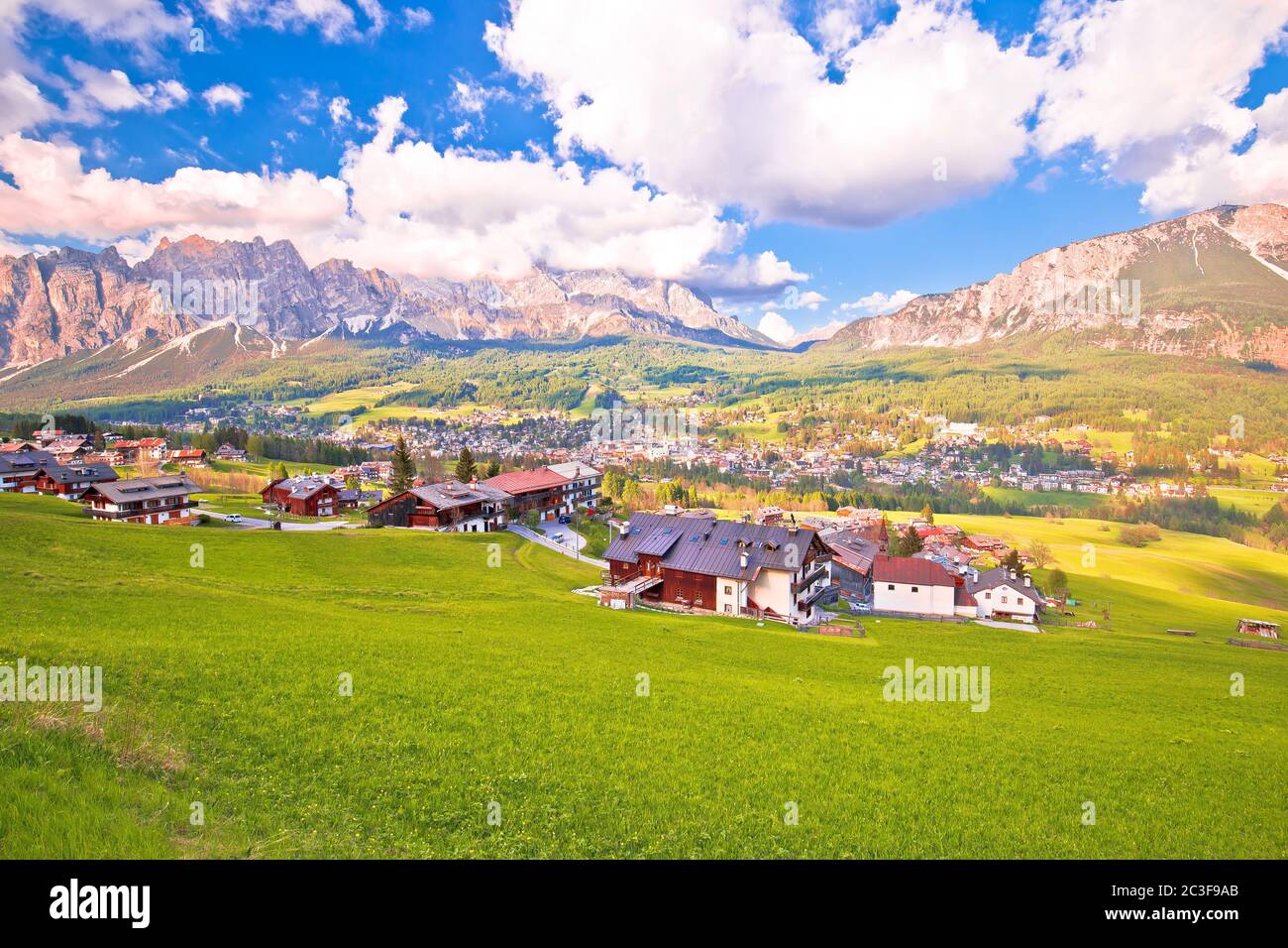 Hermoso paisaje de Cortina d'Ampezzo en Dolomitas Alpes ver Foto de stock
