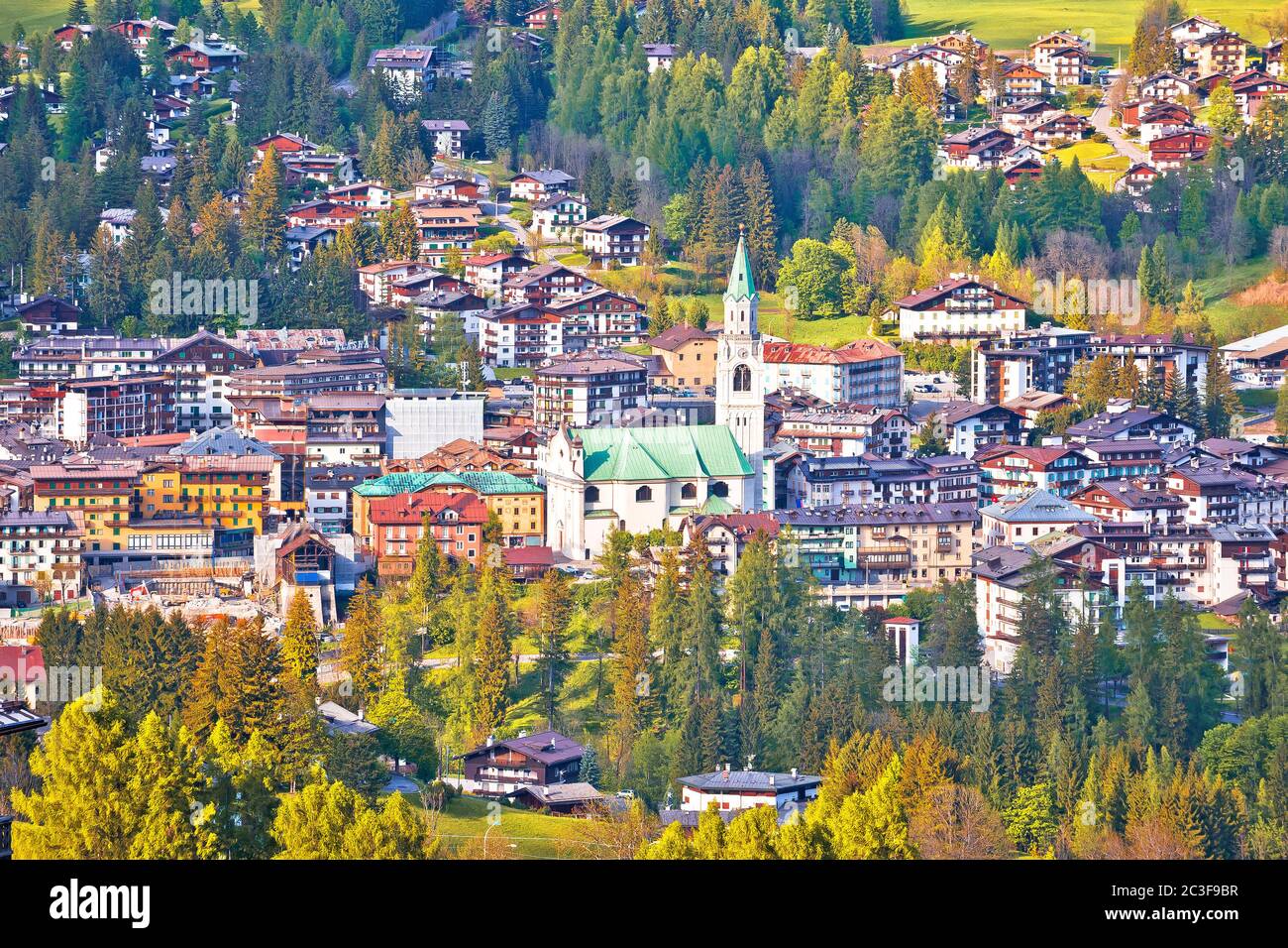 Ciudad de Cortina d' Ampezzo en el verde paisaje de los Alpes Dolomitas Foto de stock