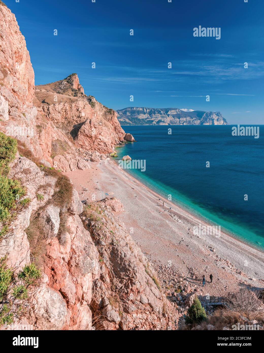 Hermosa playa Vasili en Balaklava, Sebastopol, Crimea. Vista desde la cima de la roca. Mar azul, día soleado cielo claro fondo. Espacio de copia. El contras Foto de stock