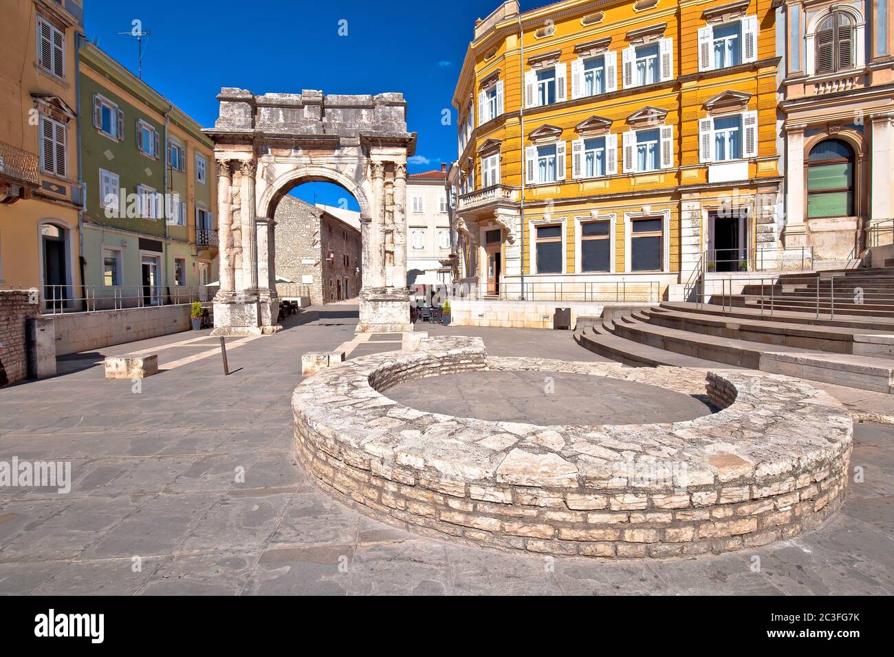 Plaza de Pula con vistas a la histórica puerta dorada romana Foto de stock