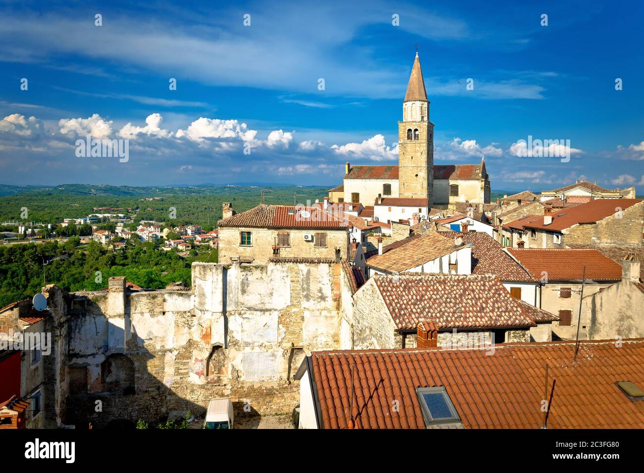 Antigua ciudad de piedra de la torre de Buje y vistas de los tejados Foto de stock