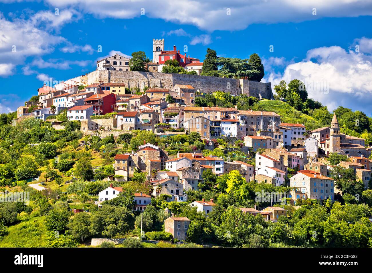 Motovun. Pintoresco pueblo histórico de Motovun en la colina verde idílica Foto de stock