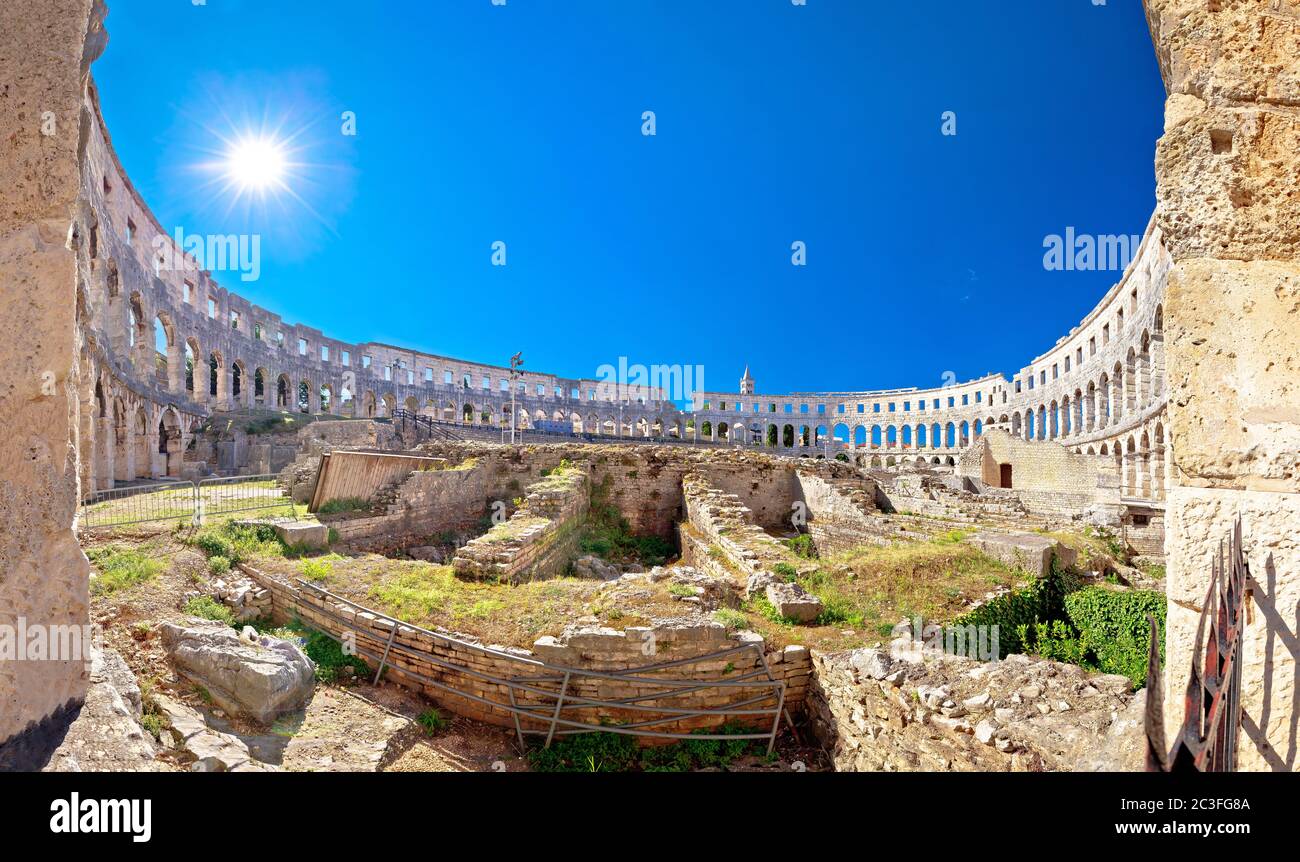 Arena Pula. Ruinas antiguas del anfiteatro romano en Pula Foto de stock