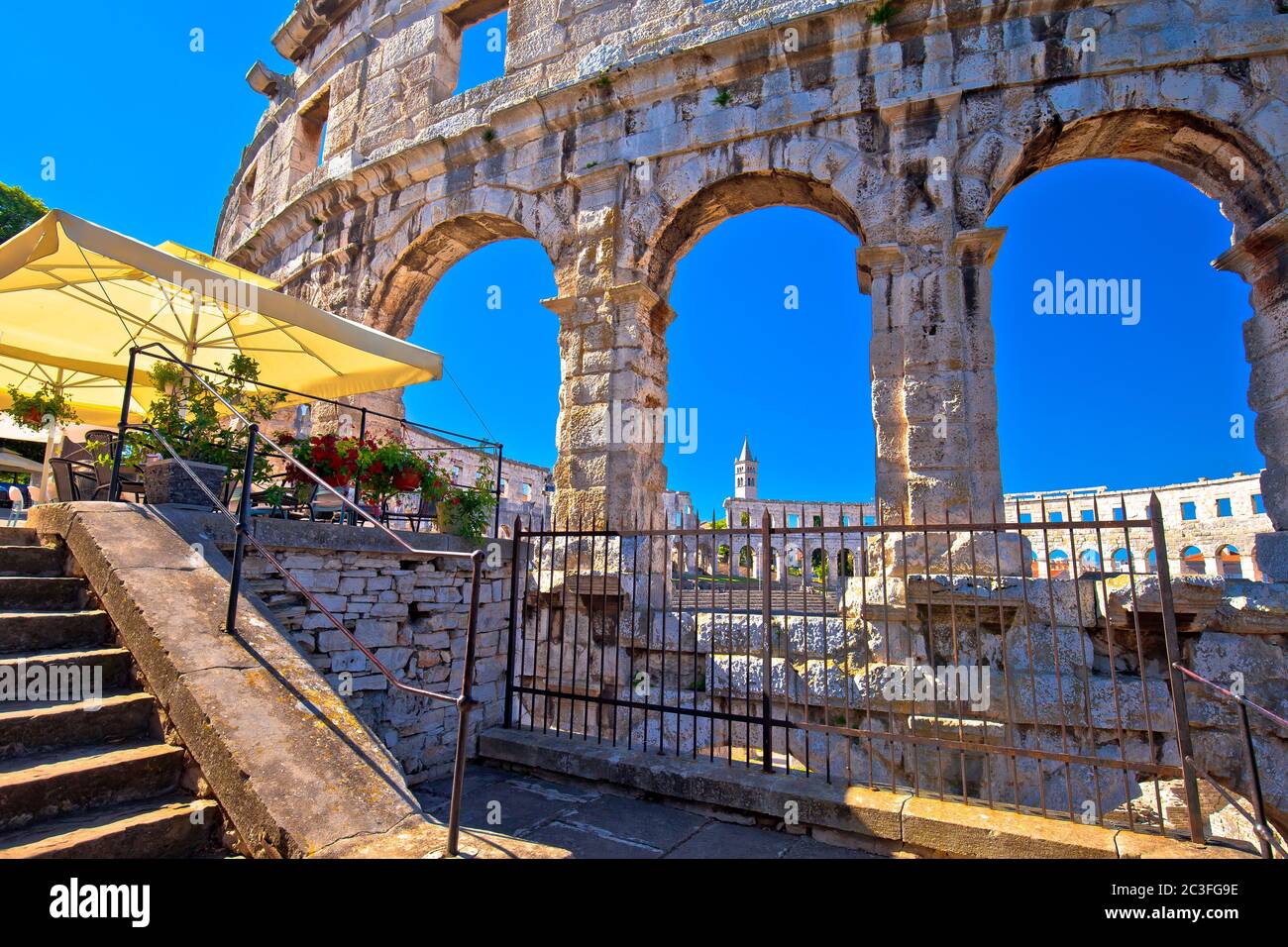 Vista de las ruinas del anfiteatro romano histórico Arena Pula Foto de stock